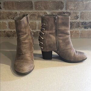 Fergalicious by Fergie Brown Heeled Boots with Vintage Finish Lace Back Y2K Sz 7